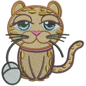 Puede incluir: Un gato de dibujos animados marrón y beige con bigotes negros y grandes ojos azules. El gato sostiene una pelota blanca en su pata.