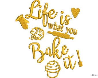 Design de bordado à máquina com citação sobre culinária - A vida é o que você faz dela, cupcake, rolo de massa, espátula, tema de cozinha. Download digital.