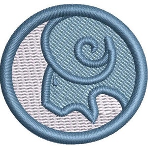 Puede incluir: Un parche bordado azul y blanco con un diseño estilizado de cabeza de carnero.