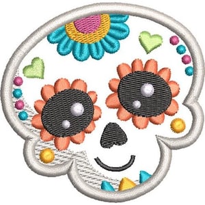 Könnte beinhalten: Ein weißer Zucker Schädel mit bunten Blumen- und Herzmotiven. Der Schädel hat schwarze Augen und einen lächelnden Mund.