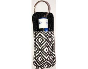 ITH-tryckt läppbalsamshållare - Maskinbroderiprojektdesign, broderimönster med tryckt läppbalsamshållare i bågen, inkluderar instruktioner
