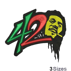 Könnte beinhalten: Gestickter Patch mit der Zahl 420 in Grün und Rot mit schwarzem Umriss. Im Zentrum des Patches befindet sich ein Cartoon-Bild von Bob Marley mit gelbem Gesicht und schwarzen Haaren.
