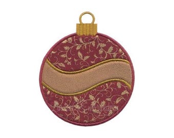 Op de afbeelding: Een rode en gouden kerstbal met een gouden lint en een bloemenpatroon. De bal is rond en heeft een gouden lus aan de bovenkant.