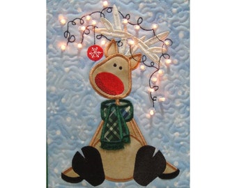 ITH verlichte rendierminiquilt - machineborduurontwerp, in de hoepel verlichte rendierminiquilt, kerstdecor, inclusief instructies