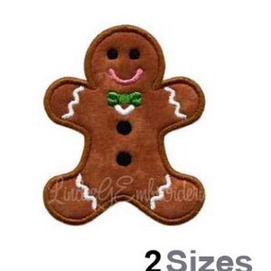 Può includere: Design di ricamo di gingerbread man marrone con glassa bianca, papillon verde e bottoni neri. Il design è disponibile in due dimensioni.
