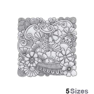 Pode incluir: Desenho de bordado preto e branco com um padrão floral com redemoinhos e folhas. O desenho tem forma quadrada e um estilo intrincado e detalhado.