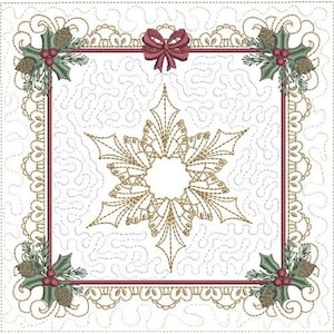 Könnte beinhalten: Ein weißer gesteppter Stoffquadrat mit einem goldenen Schneeflockenmuster in der Mitte. Die Schneeflocke ist von einem roten Rand und vier grünen Stechpalmenzweigen mit roten Beeren und Tannenzapfen in jeder Ecke umgeben.