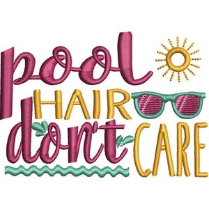 Op de afbeelding: Borduurwerk met de tekst "pool hair don't care" in roze en geel. Het ontwerp bevat ook een gele zon en een zonnebril in roze en groen.