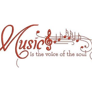 Op de afbeelding: Rood geborduurd ontwerp met het woord "Music" en muzieknoten. De tekst "is the voice of the soul" is ook opgenomen. Het ontwerp bevat een G-sleutel en muzieknoten op een witte achtergrond. Voor muziekliefhebbers.