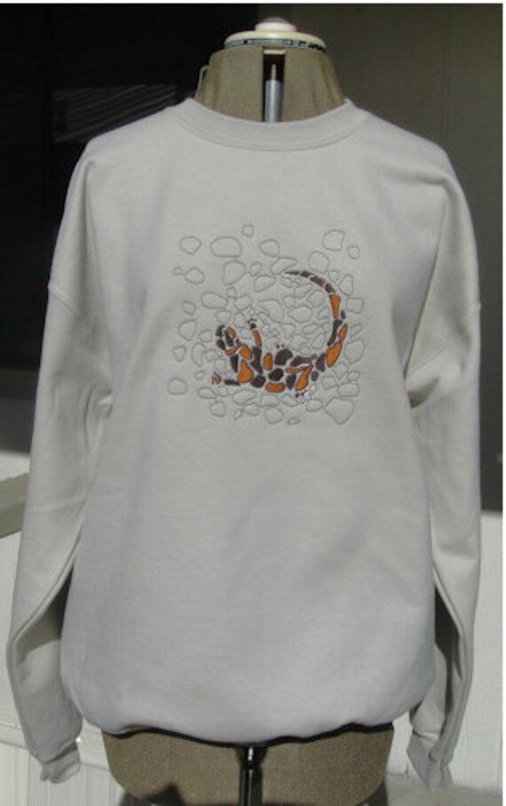 Lucertola nella pietra Disegno per ricamo a macchina, Felpa con