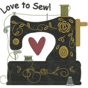 Puede incluir: Diseño bordado de una máquina de coser negra con detalles florales dorados, un corazón rojo y el texto "Love to Sew!"