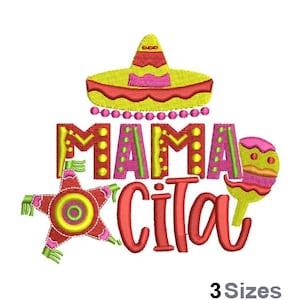 Puede incluir: Diseño bordado con el texto "Mama Cita" en rojo, rosa y amarillo. El diseño incluye un sombrero amarillo, una piñata roja y amarilla y una maraca roja y amarilla.