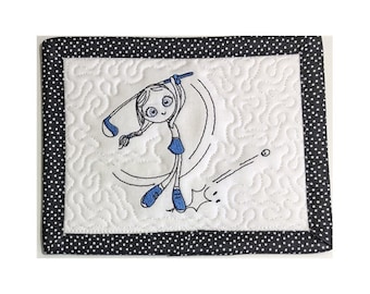 Tapis tasse de golf pour femmes ITH - conception de projet de broderie Machine, motif de broderie Mug tapis fille golfeuse dans le cerceau - instructions incluses