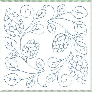 Puede incluir: Un diseño cuadrado con un patrón bordado detallado de lúpulo y hojas en color azul oscuro. El diseño incluye varios conos de lúpulo y hojas, dispuestos en un patrón circular, sobre un fondo blanco.