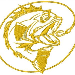 Può includere: Design ricamato in oro di un pesce con la bocca aperta, agganciato da un amo, all'interno di una cornice ovale. Il pesce è dettagliato con pinne e squame, e il design è su sfondo bianco.