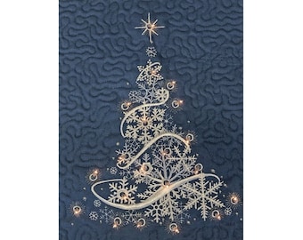 Mini colcha navideña con diseño de árbol de Navidad y copos de nieve iluminados - Diseño para bordado a máquina, mini colcha navideña con bordado de árbol de Navidad - Incluye instrucciones