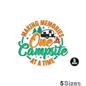 Puede incluir: Diseño bordado con una caravana, árboles y una fogata con el texto "Making Memories One Campsite At A Time".