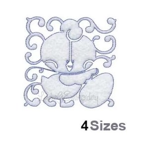 Könnte beinhalten: Ein weiß gesticktes Design eines Küken, das ein Ei mit einem dekorativen floralen Rand hält. Das Design ist in vier Größen erhältlich.