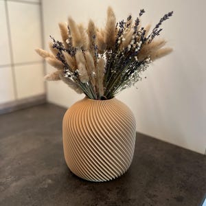 Elegant vase - curved