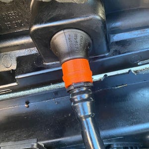 Puede incluir: Una taza de cerámica blanca con un asa negra y el texto "But First, Coffee" en negrita negra. La taza se encuentra sobre un fondo neutro, resaltando su diseño simple.