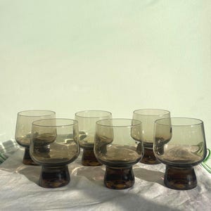 Vintage Glass Tumblers – Set of 6 – Short Drinking Glasses – Water or Cocktail – Thick Base – Everyday Retro Style