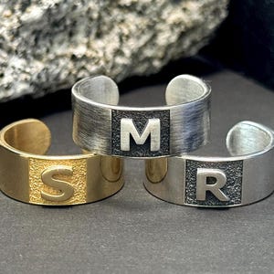 Anillo ajustable con letra de plata, anillo personalizado, regalo unisex, regalo para pareja, regalo para esposo, anillo de sello de plata, regalo para un día especial