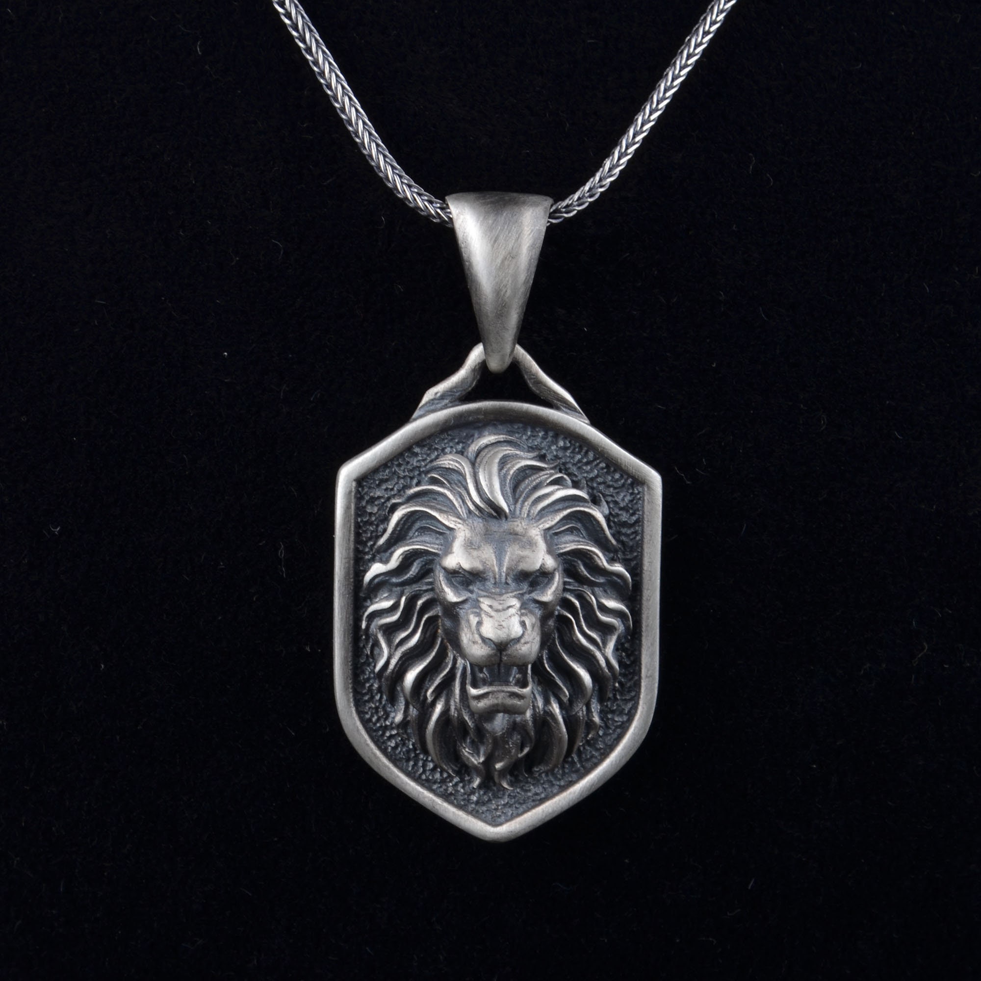 Lot - 14K Baum gold lions head pendant with inlaid diamond