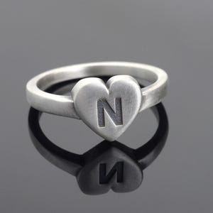 Anel de prata 925k com letra e coração, anel personalizado para o amante, anel com letra minimalista para o amante, anéis personalizados para ele e para ela, joias para amantes