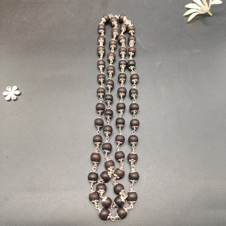 Full-length view of the mala laid flat showcasing bead shine and uniformity.
