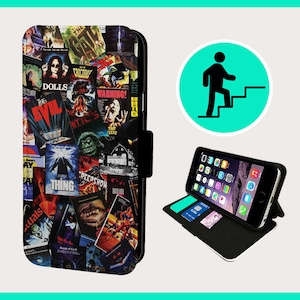 Puede incluir: Una funda de teléfono negra con un collage de carteles de películas de terror vintage. La funda está abierta, mostrando un smartphone con iconos de aplicaciones en la pantalla. La funda también tiene ranuras para tarjetas. También se muestra un círculo verde con una persona subiendo una escalera.