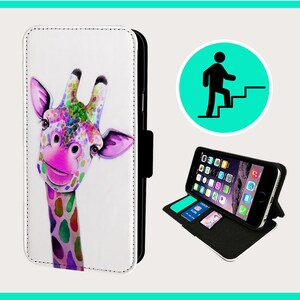 Op de afbeelding: Een witte telefoonhoes met een kleurrijke giraffenillustratie. De hoes heeft een standaardfunctie en een vak voor kaarten.