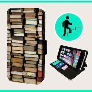 Könnte beinhalten: Eine schwarze Leder-Handyhülle mit einem bunten Bild eines Stapels Bücher. Die Hülle hat eine Klappe, die über den Bildschirm des Telefons klappt, und einen Steckplatz für Kreditkarten.