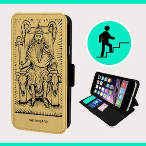 Peut inclure: Une coque de téléphone en cuir beige avec une illustration noire de la carte de tarot L'Empereur. La carte représente une figure assise portant une couronne, tenant un sceptre et un orbe. Le texte "L'EMPEREUR" est imprimé sous l'image.