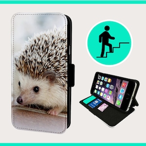 Può includere: Una custodia per telefono nera con un design carino di riccio. La custodia ha una funzione di supporto e uno slot per le carte.