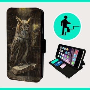 Puede incluir: Un búho marrón y blanco con grandes ojos amarillos está posado sobre un libro abierto. El búho está rodeado de un fondo oscuro y misterioso con un toque de luz que brilla sobre él. La imagen está impresa en una funda de teléfono negra.