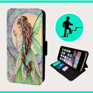 Puede incluir: Una funda de teléfono con un hada verde y rosa con alas y pelo largo. La funda es negra con una solapa que se cierra con un broche. La funda está diseñada para sostener un teléfono inteligente.