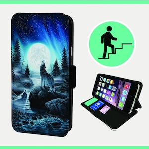 Op de afbeelding: Een zwarte telefoonhoes met een wolf die huilt naar de maan onder een sterrenhemel. De hoes heeft een flap die over de telefoon vouwt.