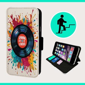 Peut inclure: Une coque de téléphone blanche avec un motif abstrait coloré représentant un disque vinyle avec le texte "Spinning Out Of Control". La coque est présentée fermée et ouverte, révélant un intérieur noir avec des fentes pour cartes.