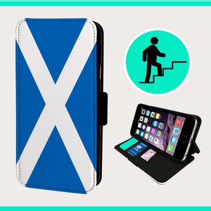 Może przedstawiać: Czarne etui na telefon z wzorem biało-niebieskiej flagi Szkocji. Etui ma funkcję podstawki i klapkę, którą można złożyć, aby chronić ekran telefonu.