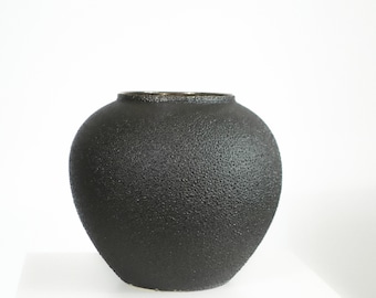 Ari Round, black vase, ceramic hand made vase, decorative vase