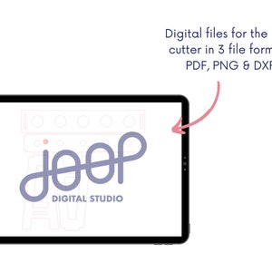 Puede incluir: Una vista previa de un archivo digital en la pantalla de una tableta que muestra un dise&ntilde;o de corte por l&aacute;ser para un letrero con el texto "JOOP DIGITAL STUDIO". El dise&ntilde;o es de color azul claro. El texto "Archivos digitales para el cortador l&aacute;ser en 3 formatos de archivo: PDF, PNG & DXF." tambi&eacute;n es visible.