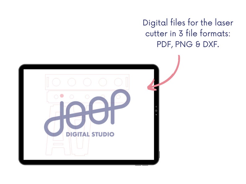 Puede incluir: Una vista previa de un archivo digital en la pantalla de una tableta que muestra un dise&ntilde;o de corte por l&aacute;ser para un letrero con el texto "JOOP DIGITAL STUDIO". El dise&ntilde;o es de color azul claro. El texto "Archivos digitales para el cortador l&aacute;ser en 3 formatos de archivo: PDF, PNG & DXF." tambi&eacute;n es visible.