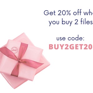 Op de afbeelding: Twee gestapelde, lichtroze vierkante pakketten vastgebonden met een donkerder roze lint. Het bovenste pakket heeft een cirkelvormig logo. Tekst luidt "Get 20% off when you buy 2 files!" en "use code: BUY2GET20".