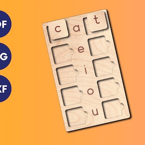 Könnte beinhalten: Ein Holzpuzzlebrett mit Ausschnitten für die Buchstaben c, a, t, e, i, o und u. Die Buchstaben sind in einer vertikalen Spalte auf der linken Seite des Bretts angeordnet.