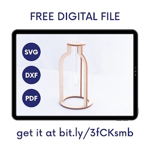 K&ouml;nnte beinhalten: Ein digitaler Dateidownload f&uuml;r eine Holzvase mit einem Glaseinsatz. Die Datei ist in den Formaten SVG, DXF und PDF verf&uuml;gbar. Der Text auf dem Bildschirm lautet "FREE DIGITAL FILE" und "get it at bit.ly/3fCKsmb".