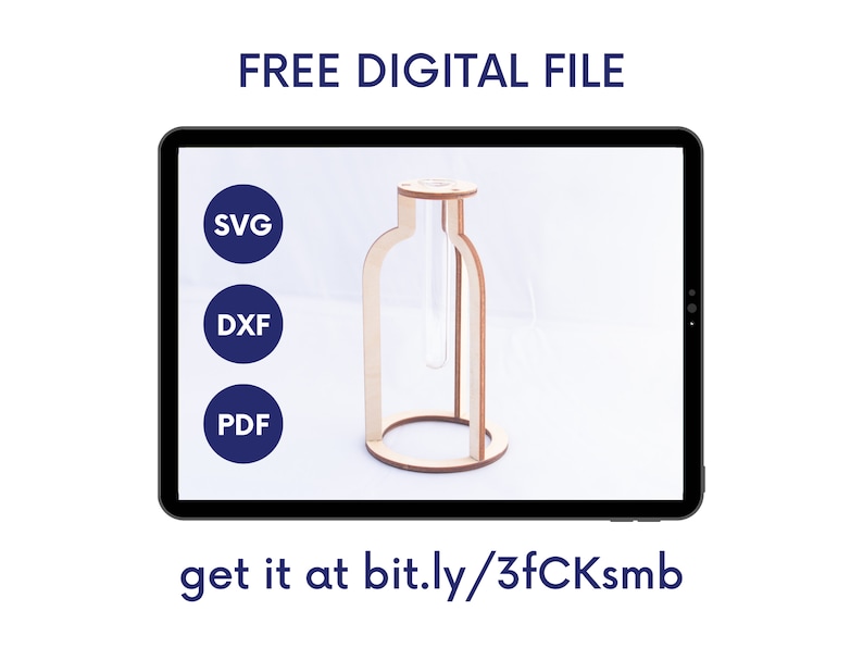 Op de afbeelding: Een digitaal beeld op een tablet toont een houten bloemknopvaas met een heldere glazen buis. De afbeelding bevat de tekst "FREE DIGITAL FILE" en pictogrammen voor SVG-, DXF- en PDF-formaten. De tekst "get it at bit.ly/3fCKsmb" is ook zichtbaar.