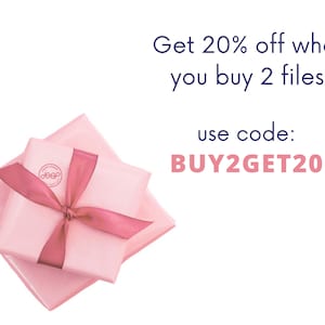 K&ouml;nnte beinhalten: Zwei rosa Geschenkboxen, die mit einem rosa Band zusammengebunden sind. Die obere Box hat einen runden Aufkleber mit dem Wort "deep" darauf. Der Text "Get 20% off when you buy 2 files! use code: BUY2GET20" ist im Bild sichtbar.