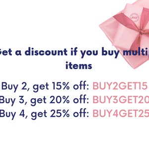 Puede incluir: Cajas de regalo rosas con una cinta blanca y un lazo rosa. El texto dice: Obt&eacute;n un descuento si compras varios art&iacute;culos. Compra 2, obt&eacute;n un 15% de descuento: BUY2GET15. Compra 3, obt&eacute;n un 20% de descuento: BUY3GET20. Compra 4, obt&eacute;n un 25% de descuento: BUY4GET25.