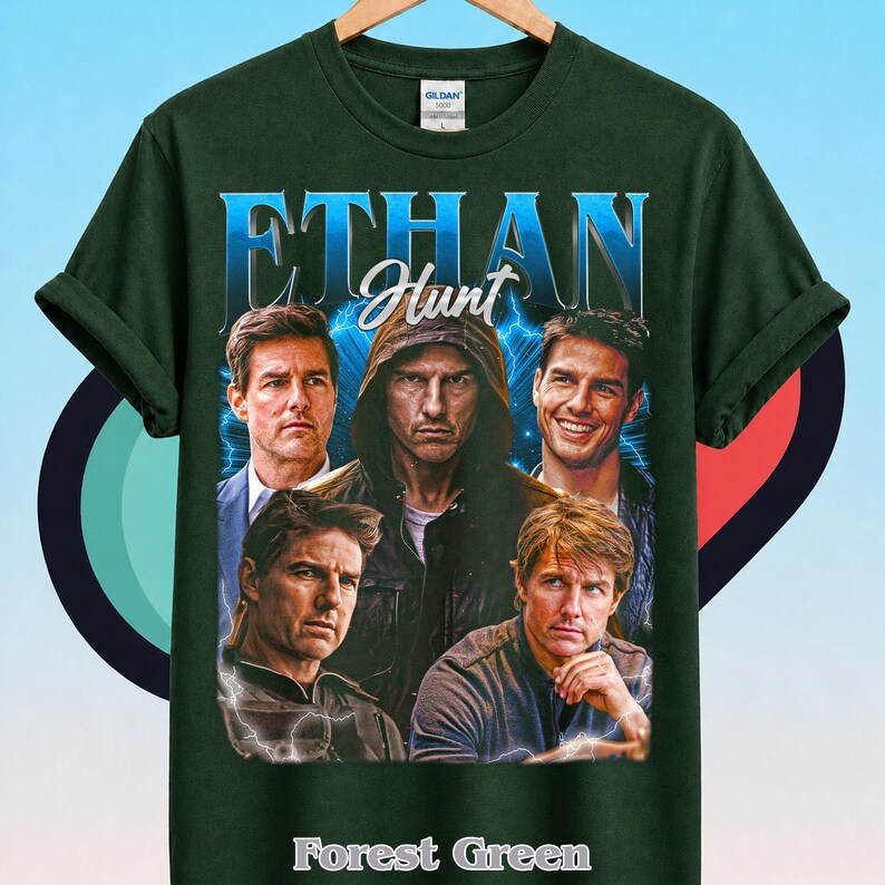 Może przedstawiać: Leśnozielony t-shirt z kr&oacute;tkim rękawem z nadrukiem graficznym przedstawiającym Ethana Hunta. Wz&oacute;r zawiera napis "ETHAN" dużymi niebieskimi literami oraz "Hunt" białą kursywą, z czterema r&oacute;żnymi wizerunkami postaci na tle niebieskich błyskawic.