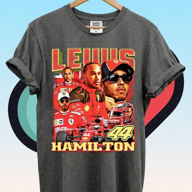 Pode incluir: Camiseta cinza com um gr&aacute;fico retr&ocirc; de Lewis Hamilton. O design inclui v&aacute;rias imagens de Hamilton, um carro de corrida e o texto "LEWIS HAMILTON" e o n&uacute;mero "44" em uma fonte vintage.